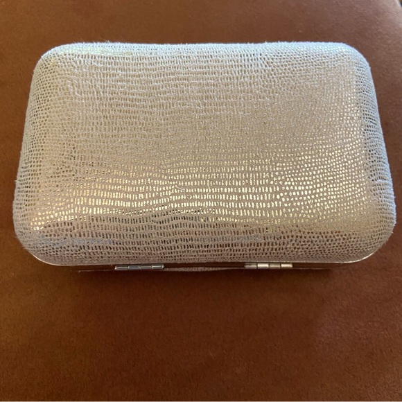 CAROLEE New York -Metallic Mini Lux Clam Shell Womens Palm Clutch - Picture 2 of 11